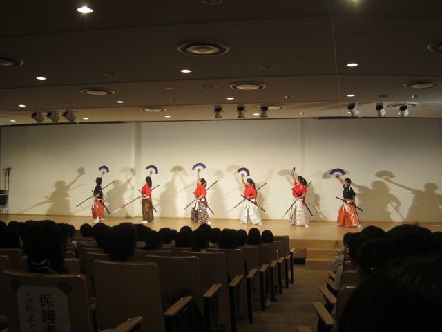 中学校文化祭ステージ発表の写真